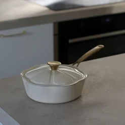 Sauteuse en forme de fleur