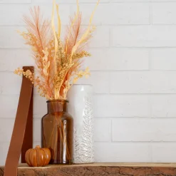 Tiges dans vase ambre